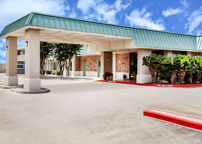 Days Inn By Wyndham Seguin Tx